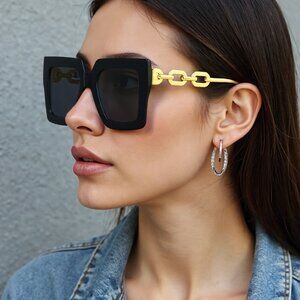 NWOT Large Luxury Style Square Chain • Black Sunglasses